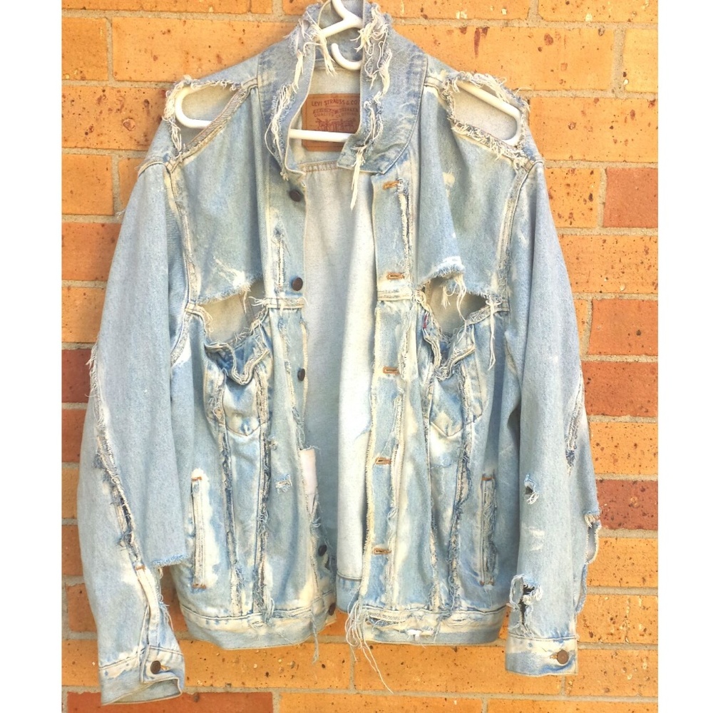 LEVIS DISTRESSED JEAN JACKET